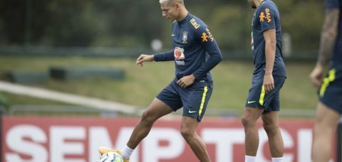 Diniz Barra Richarlison E Muda Lateral Em Treino Da Sele O Brasileira